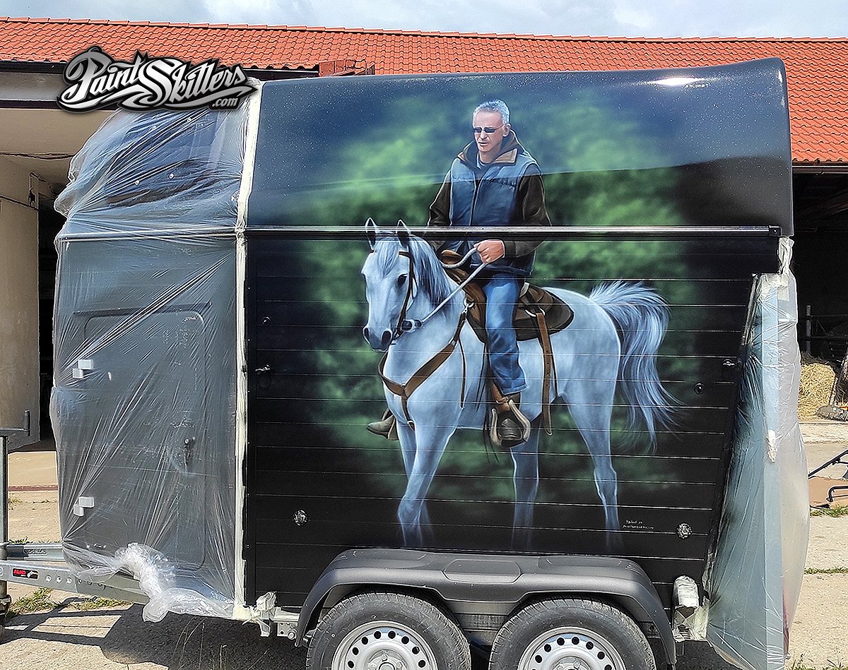 Airbrush malba na přepravník na koně (koňobus)