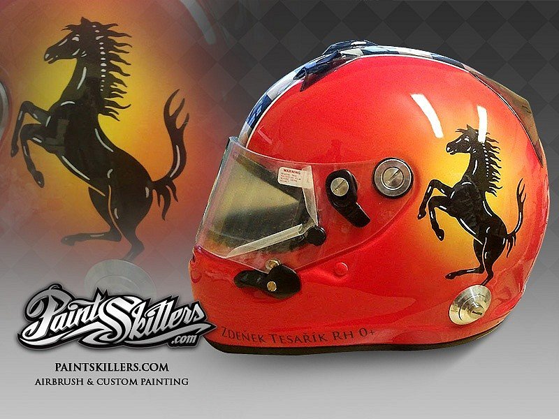 Přilba s ferrari designem